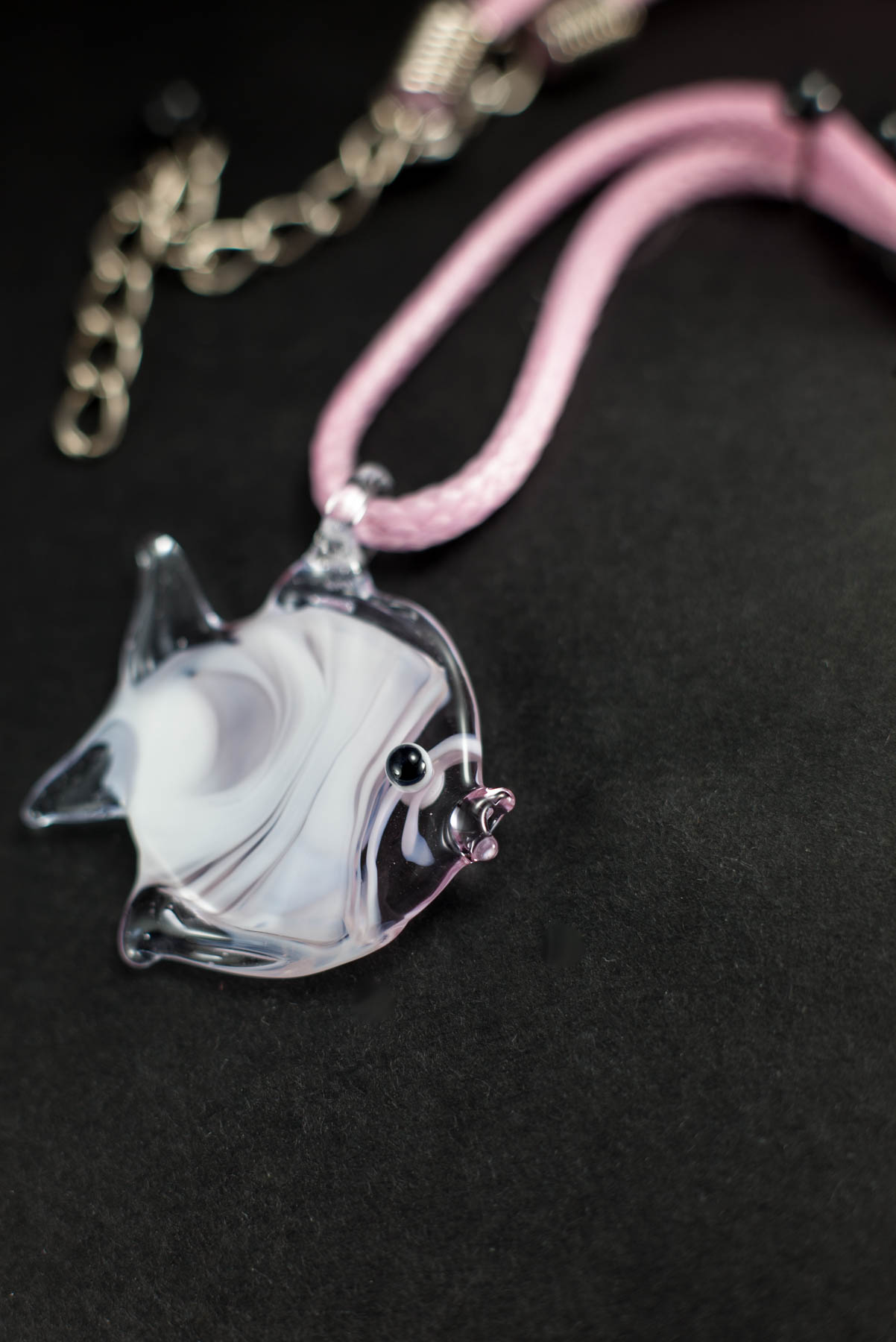 Ogrlica Ribica roza u prozirnoj